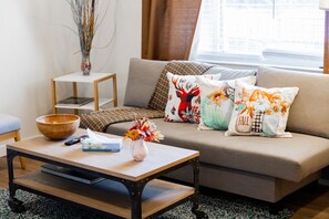 TV - Spacious 2-Bedroom Apartment NYC-10 mins away (Union City)