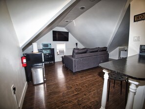 TV - Comfy 3rd Floor Studio Near NYC (Ridgefield Park)