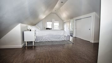 Desk, iron/ironing board, WiFi, bed sheets
