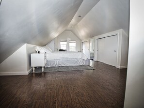 Desk, iron/ironing board, WiFi, bed sheets - Comfy 3rd Floor Studio Near NYC (Ridgefield Park)