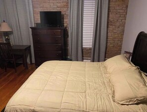 2 bedrooms, iron/ironing board, WiFi, bed sheets - A Cozy Soulard Classic— 1800’s charm with modern comfort/ 2 Bedroom 1.5 Bath (St. Louis)