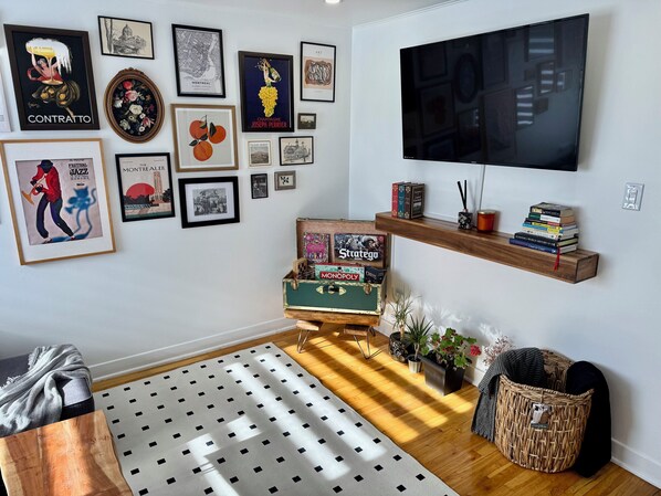 Games room - Stylish 2BR • Free Parking • 15 min to MTL (Longueuil)