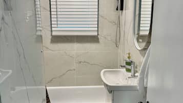 Haartrockner, HandtĂŒcher, Seife, Shampoo