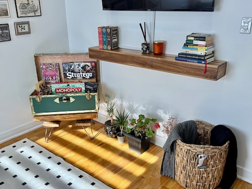 15 mins to Downtown Montreal! Family-sized Apartment with Free Parking