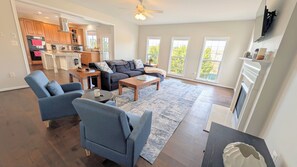 TV, fireplace - Charming 4-bedroom house in Woodstock perfect for your getaway (Woodstock)