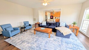 TV, fireplace - Charming 4-bedroom house in Woodstock perfect for your getaway (Woodstock)
