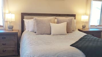 4 bedrooms, desk, travel cot, WiFi