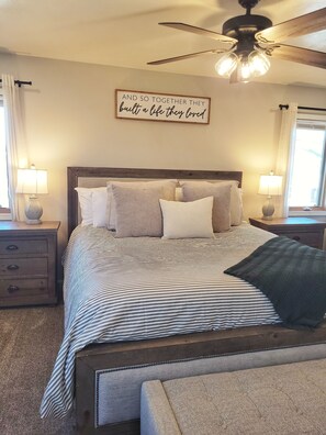 4 Schlafzimmer, Schreibtisch, Reisekinderbett, WLAN