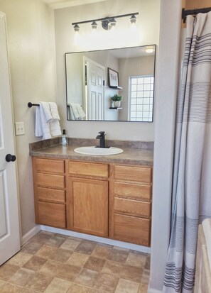 Dusche, Whirlpool, Haartrockner, Handtücher