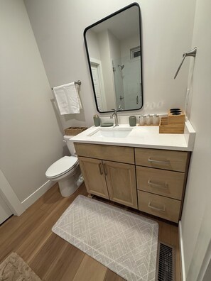 Ducha, secador de pelo, toallas, jabón