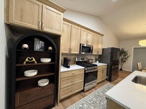 Private kitchen - Modern and comfy townhome in Champaign Urbana (Urbana)