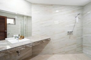 Shower, hair dryer, towels, soap - Villa Fleurie - Luxury 5 Bedrooms with Infinity Pool (Surat Thani)