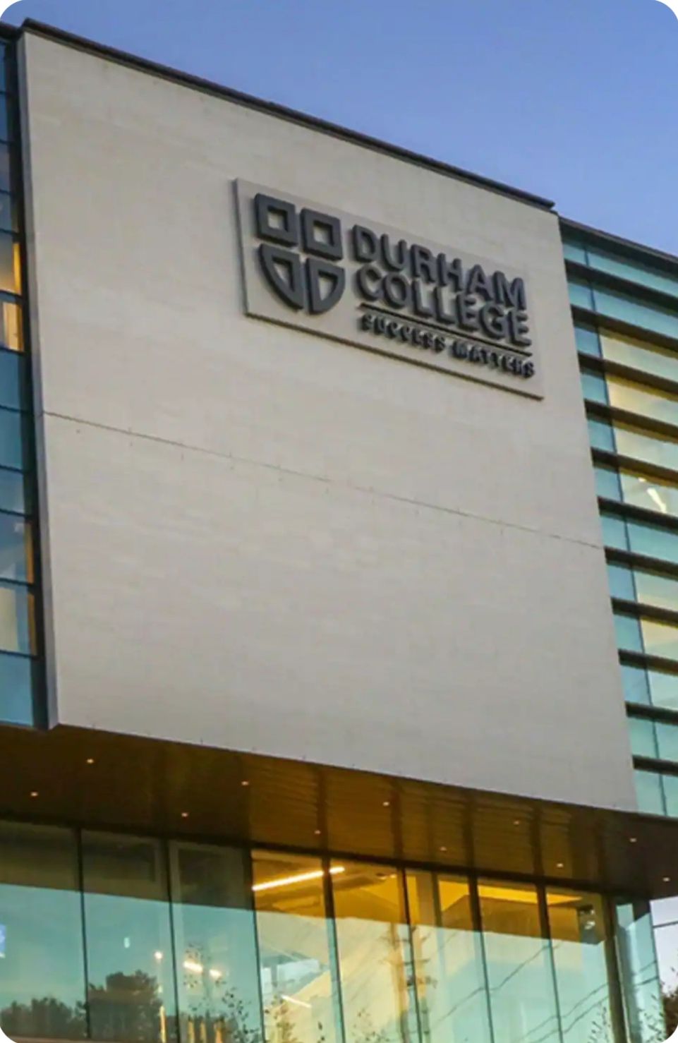 Ein Gebäude mit dem Durham College Logo und Schriftzug an der Fassade.