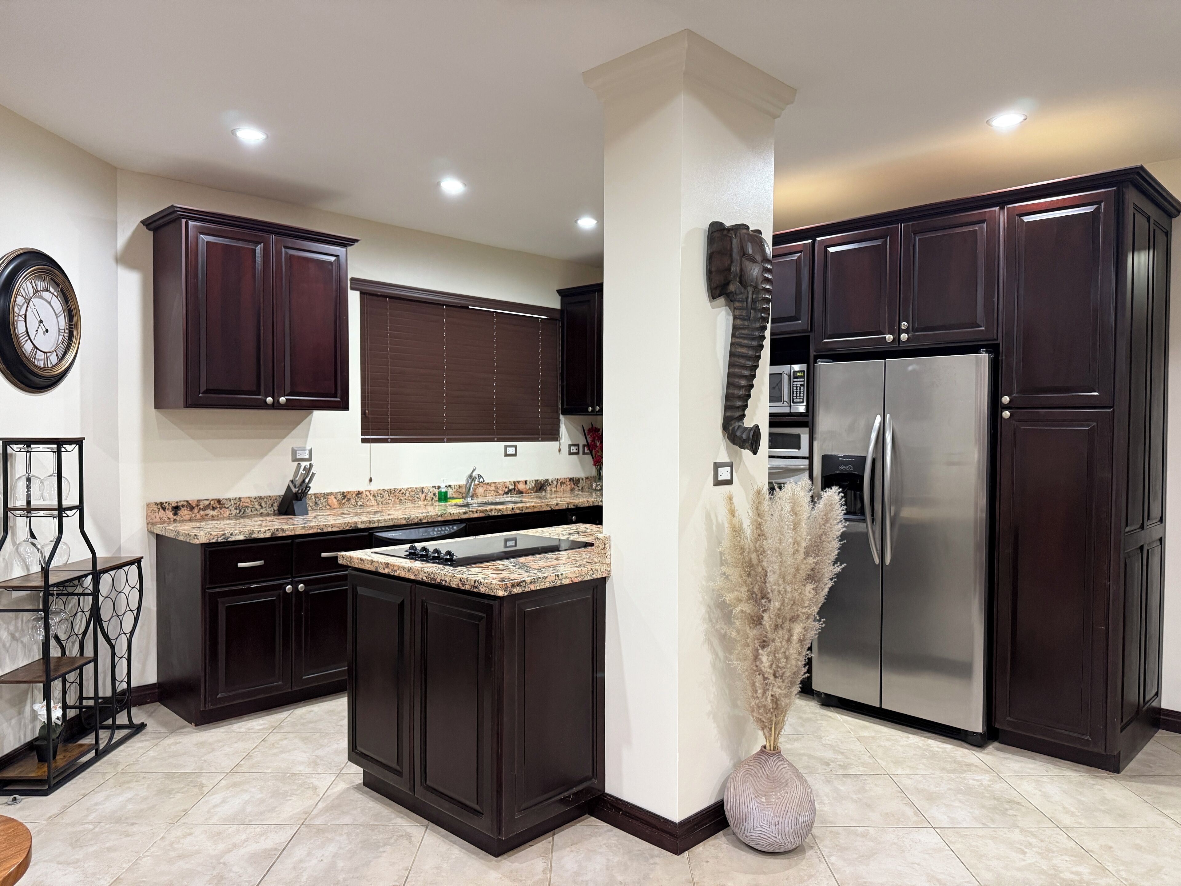 Een koelkast, een magnetron, een oven, een kookplaat