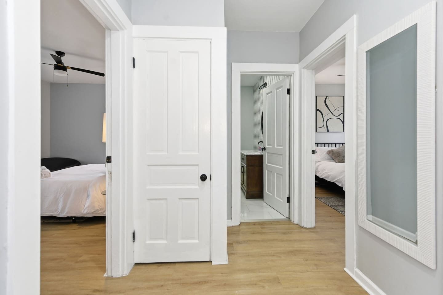 Tabla de planchar con plancha, wifi y ropa de cama 