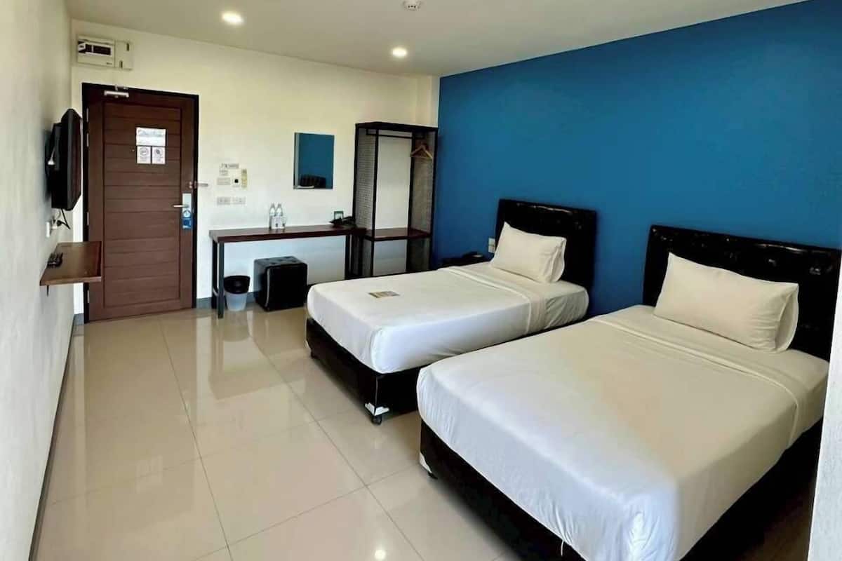 Standard Twin Room | Bathroom | Hair dryer, towels, soap, shampoo