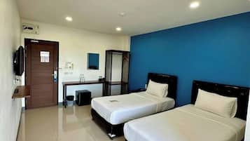 Habitación estándar con 2 camas individuales | Baño | Secador de pelo, toallas, jabón y champú