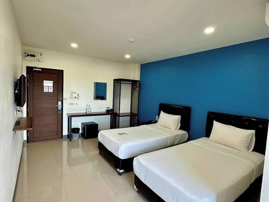 Standard Twin Room | Bathroom | Hair dryer, towels, soap, shampoo