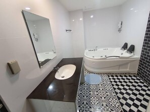 Deluxe Double Room, City View | Bathroom