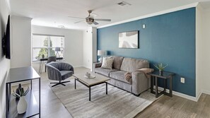 Apartamento (2 Bedrooms) | Zona de estar | Televisión de 50 pulgadas con canales digitales