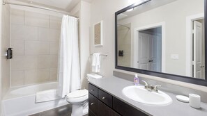 Dusche, Regendusche, kostenlose Toilettenartikel, Haartrockner