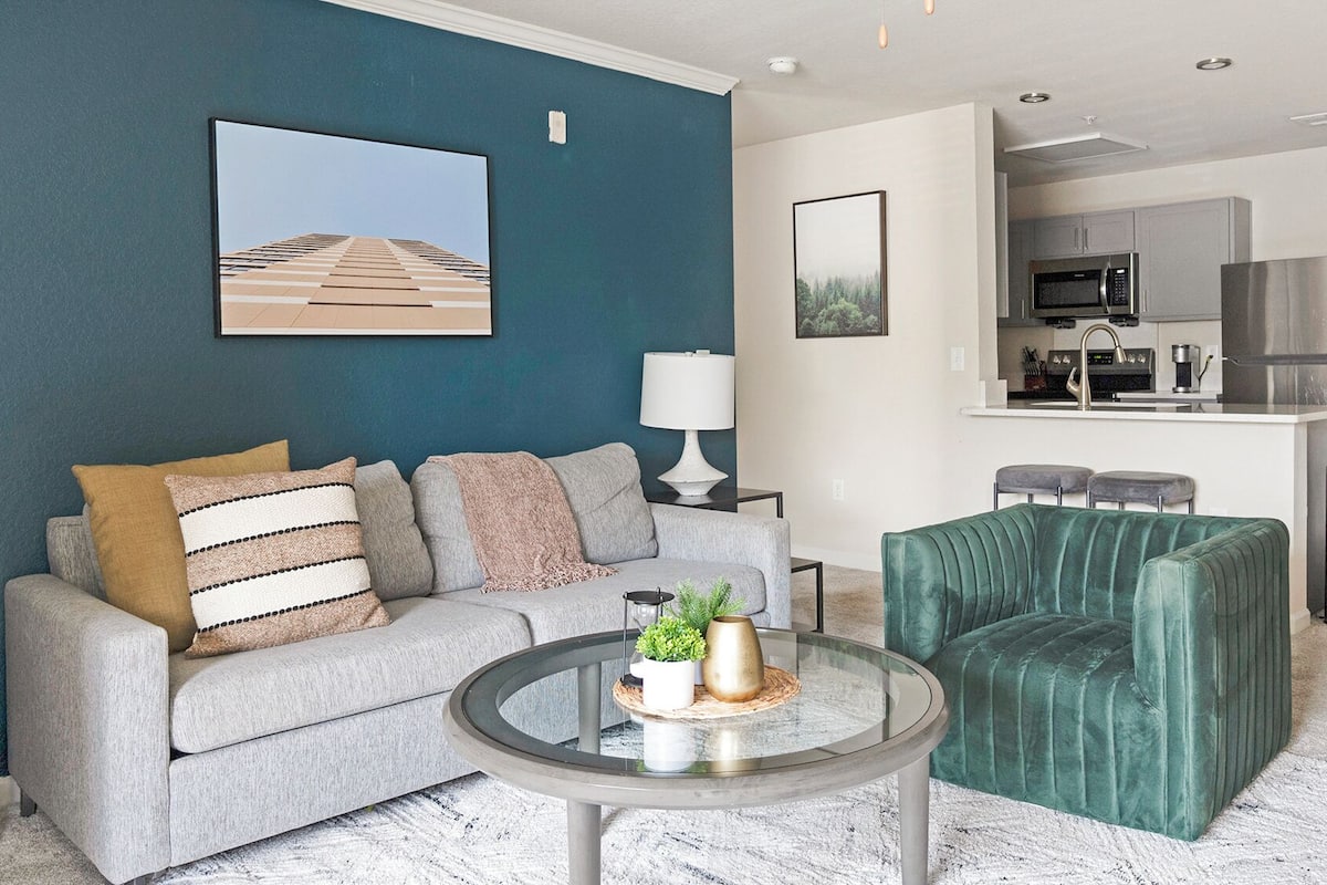 公寓, 2 間浴室 (2 Bedrooms) | 起居區 | 50-吋電視,提供數位頻道