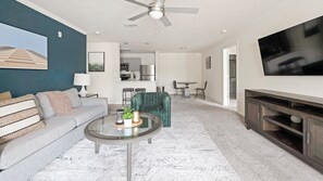 Apartamento, 2 baños (2 Bedrooms) | Zona de estar | Televisión de 50 pulgadas con canales digitales