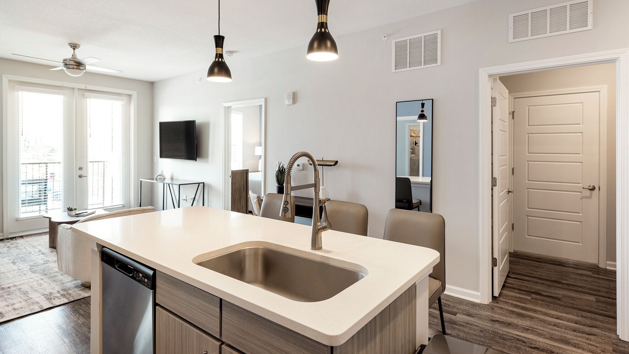 Appartement (2 Bedrooms) | Privékeuken | Een koelkast, een microgolfoven, een oven, een kookplaat