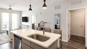 Appartement (2 Bedrooms) | Privékeuken | Een koelkast, een microgolfoven, een oven, een kookplaat