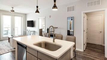 公寓 (2 Bedrooms) | 私人厨房 | 冰箱、微波炉、烤箱、炉灶