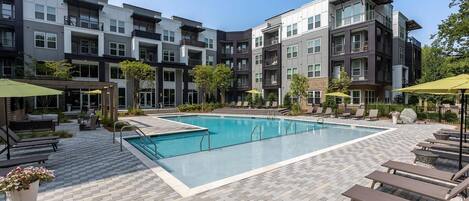 Una piscina al aire libre de temporada