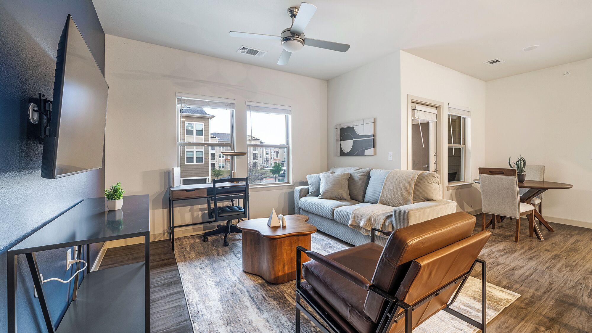 Departamento (1 Bedroom) | Área de sala de estar | Televisión de 50 pulgadas con canales digitales y tenis de mesa 