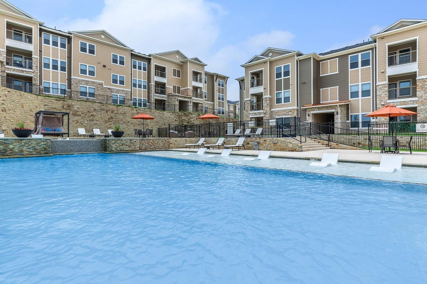 Outdoor pool, free cabanas, sun loungers