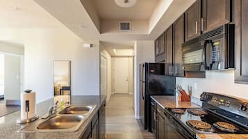 Apartment (2 Bedrooms) | Private kitchen | Fridge, microwave, oven, stovetop