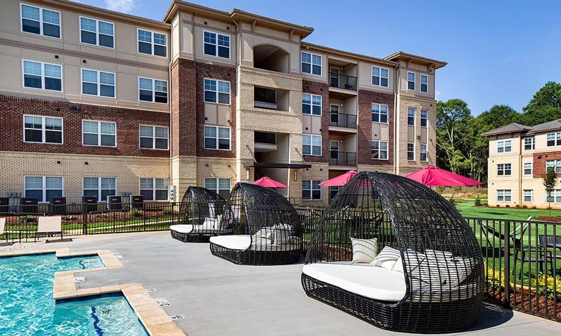 Seasonal outdoor pool, free pool cabanas, pool loungers