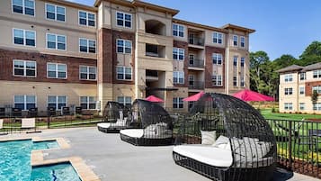 Seasonal outdoor pool, free pool cabanas, pool loungers