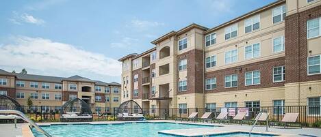 Una piscina al aire libre de temporada, camas de piscina gratis