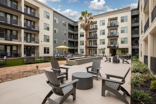 Landing Apartments Near Eldridge/West Oaks