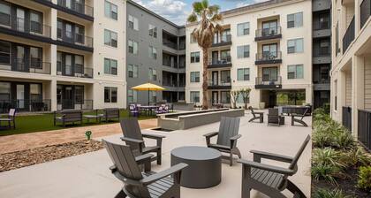 Landing Apartments Near Eldridge/West Oaks