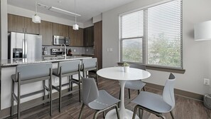Appartement (2 Bedrooms) | Cuisine privée | Réfrigérateur, cafetière-théière