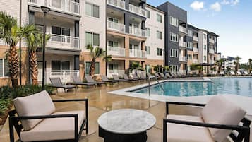 2 hồ bơi ngoài trời