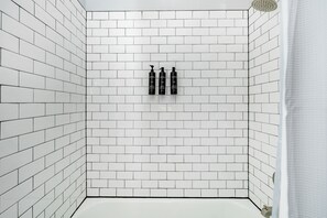Apartment (2 Bedrooms) | Badezimmer | Kostenlose Toilettenartikel, Haartrockner, Handtücher, Seife