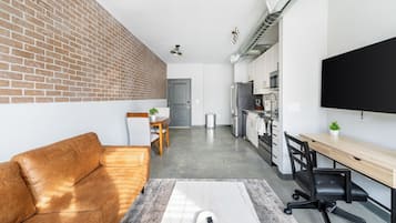 Apartemen (1 Bedroom) | Area keluarga | Televisi 50-inci dengan saluran TV digital