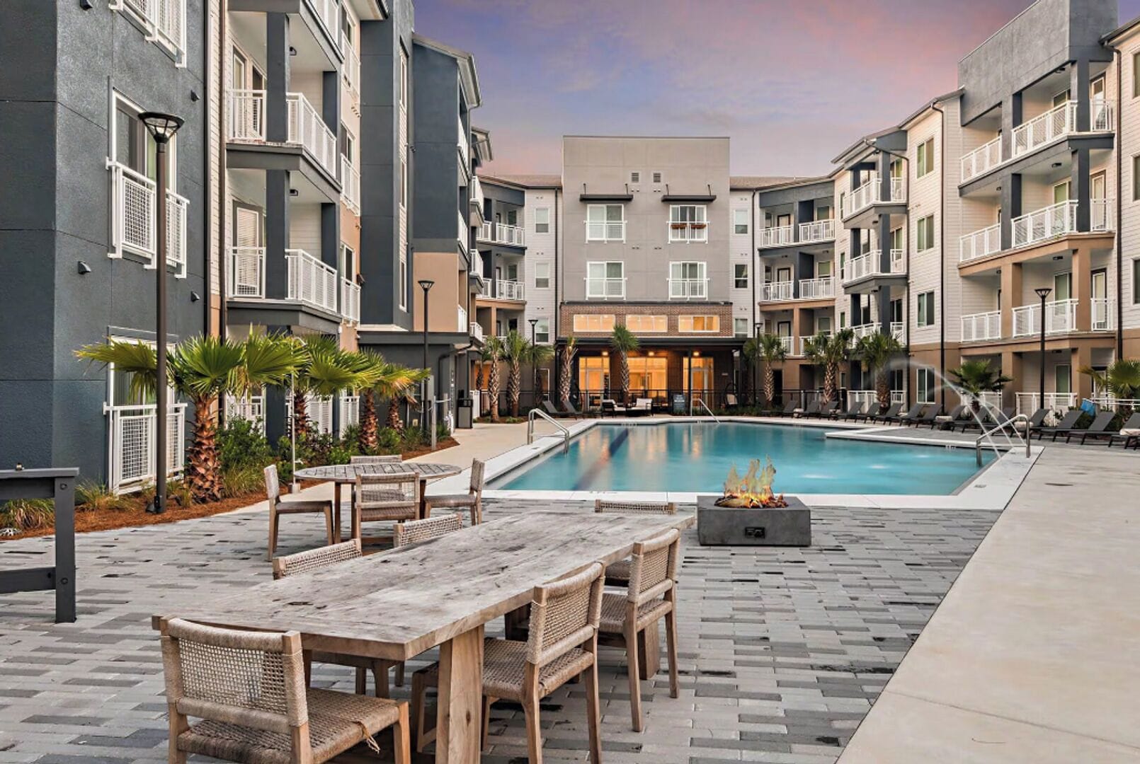 2 hồ bơi ngoài trời 