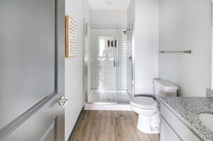Apartment (3 Bedrooms) | Bathroom | Free toiletries, hair dryer, towels, soap
