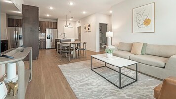 Lägenhet (2 Bedrooms) | Vardagsrum | 50-tums tv med digitalkanaler