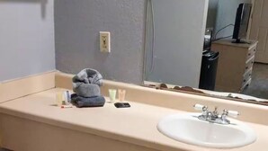 Sèche-cheveux, serviettes fournies, savon, papier toilette