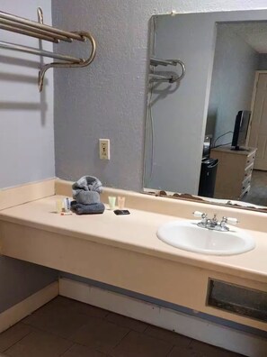 Hiustenkuivaaja, pyyhkeet, saippua, vessapaperi