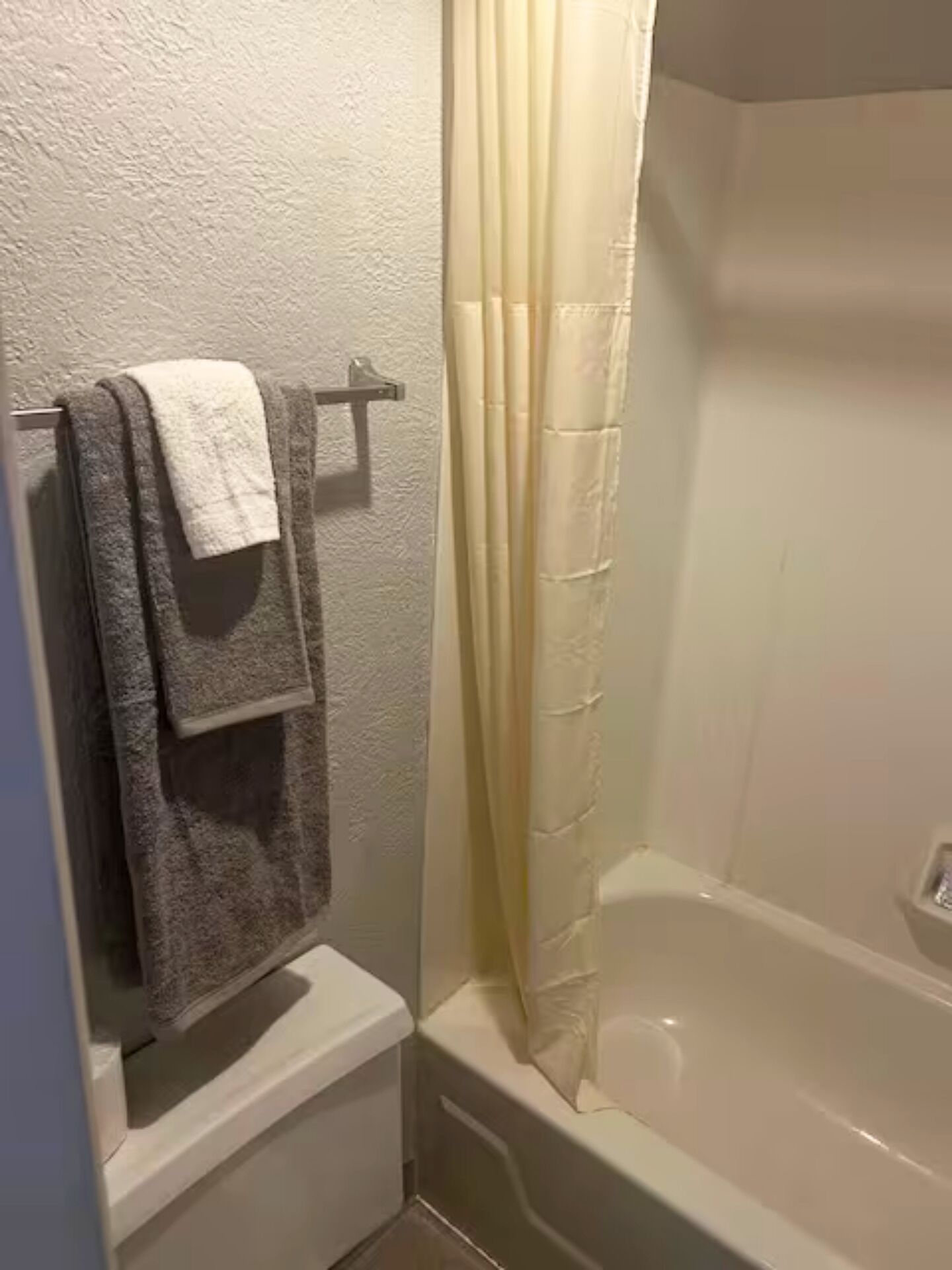 Secadora de cabello, toallas, jabón, papel de baño 