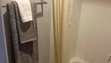 SĂšche-cheveux, serviettes fournies, savon, papier toilette